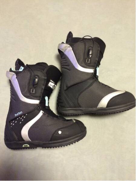 未使用 バートン ブーツ 23.5 レディース！