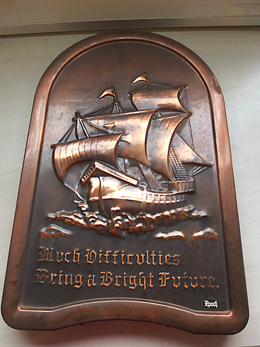 115664g【銅製壁掛けミラー：帆船絵柄】扉仕様/重厚感あり経年品