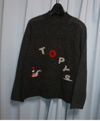 Topys トピーズ ポケット付き ロゴ柄セーター アトリエドール