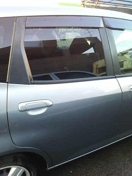 フィット　ＧＤ1　右リアドア　ＮＨ642Ｍ　シルバー系