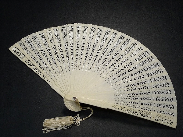 希少 透かし細工 扇子 アンティーク 扇子 20.2cm 白檀 透かし彫り 繊細