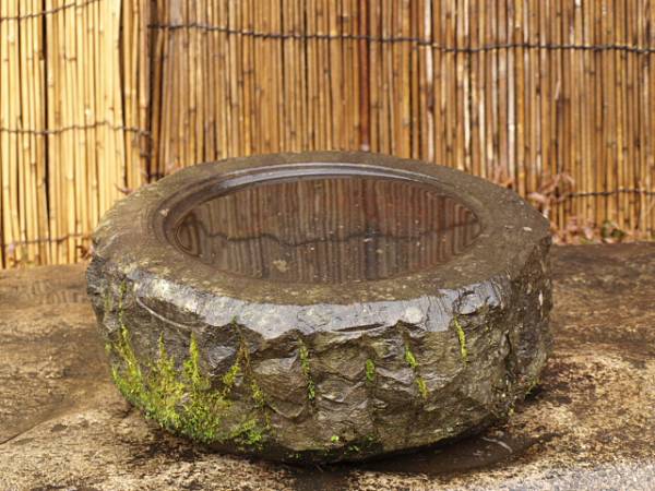 蹲　直径43㎝　重量34㎏　石鉢　天然石