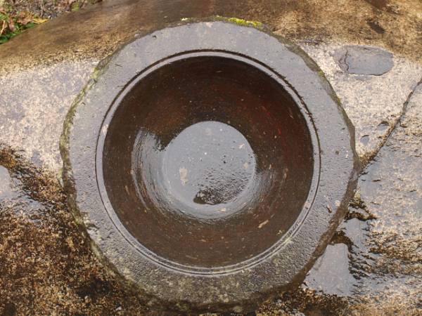 蹲　直径43㎝　重量34㎏　石鉢　天然石