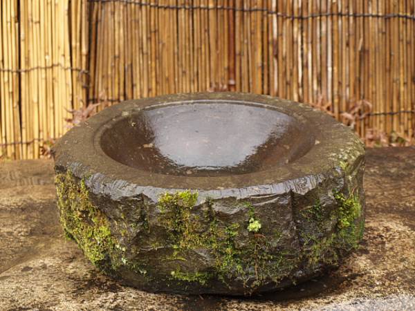 蹲　直径43㎝　重量34㎏　石鉢　天然石