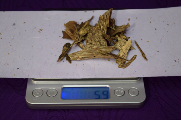 低価】 ☆ベトナム フエ産 良質 沈香 5.9g☆香木・伽羅・古美術