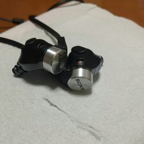 D. SONY MDR-XB90EX ヘッドマウントディスプレイ イヤホン