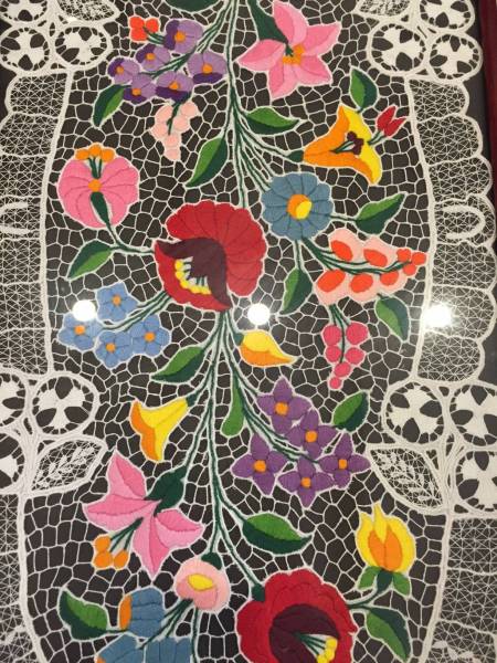 ハンガリー刺繍テーブルセンター 高級ハンガリー刺繍 色彩豊かなテーブルセンター刺繍（中古） 完成品
