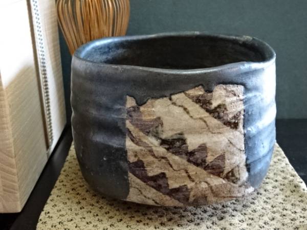 ＜昔語り＞江戸期古作「黒織部鱗文半筒茶碗」茶筅擦れ