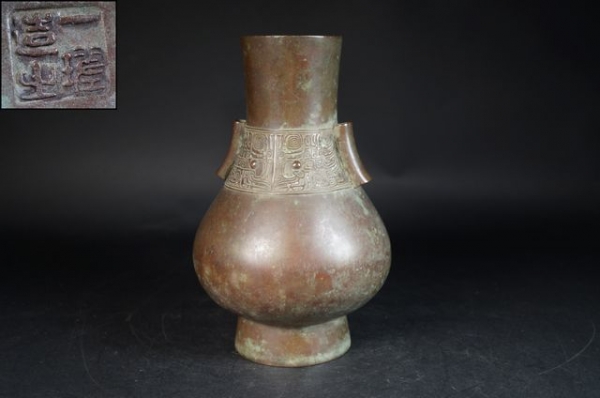 【五山】名工西垣一瑳作底款饕餮紋青銅花瓶約1762ｇ　ｎ-56