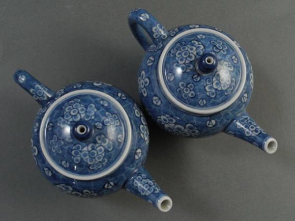 【茶】煎茶道具　井上春峰作　染付総梅花図《急須》一対