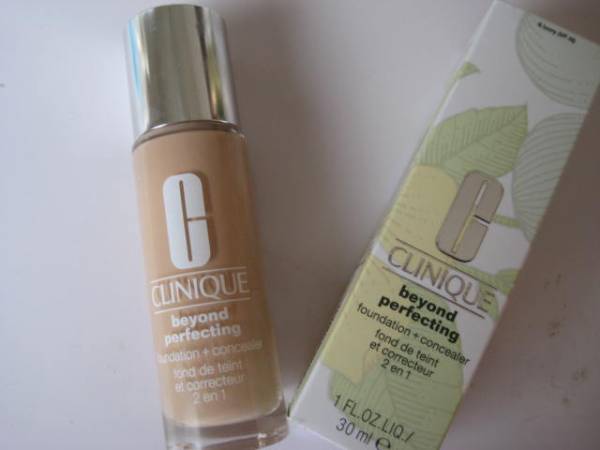 送料込クリニーク　ビヨンドパーフェクティングファンデーション