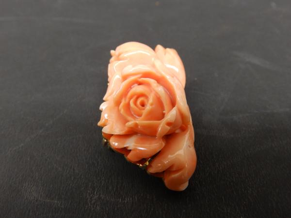 アクセサリー 天然珊瑚 サンゴ 花 珊瑚 彫刻 ブローチ 珊瑚ブローチ