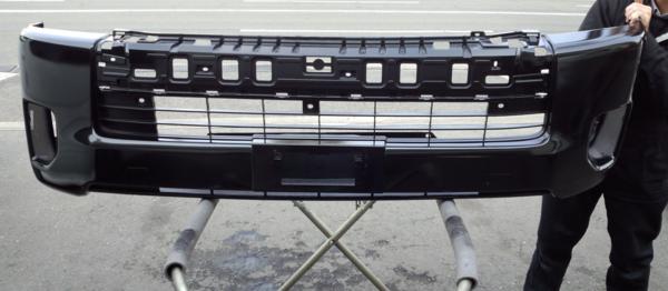 中古品 200 ハイエース 4型 純正 フロントバンパー ワイド 209