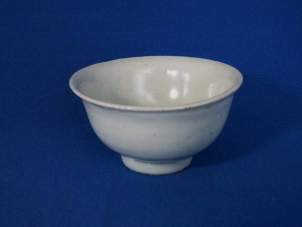 gaga 李朝白磁 盃 gaga 李朝白磁 盃 gaga 李朝白磁 盃 A white-glazed