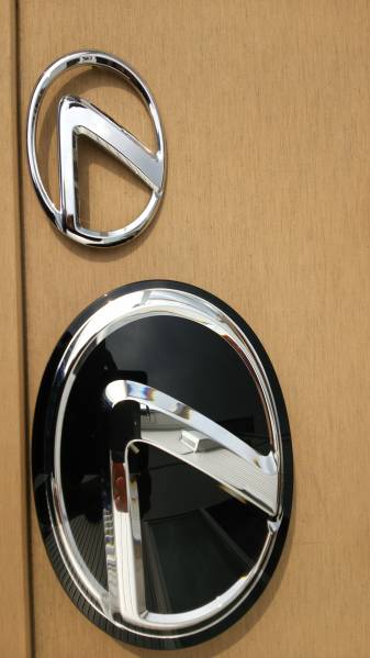 現行レクサスＬSエンブレム フロント リア