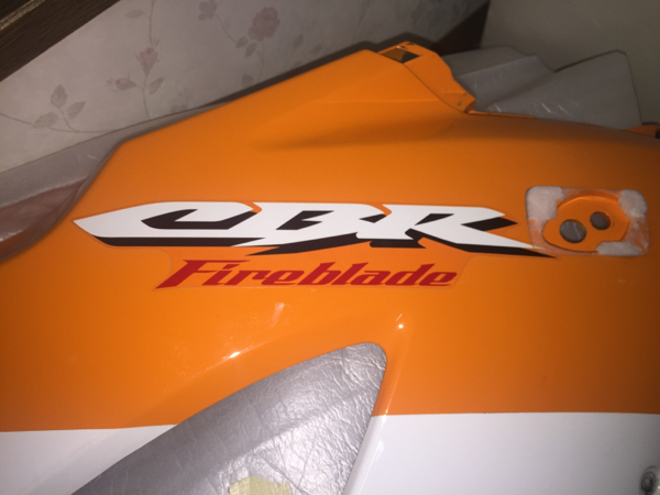 WEB正規販売店 CBR1000RR REPSOLミドルカウル右側 【公式通販】