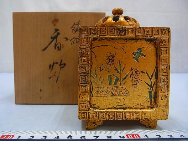 D04848 在銘 銅製 金彩 竹に雀彫文 香炉 角香炉 茶道具