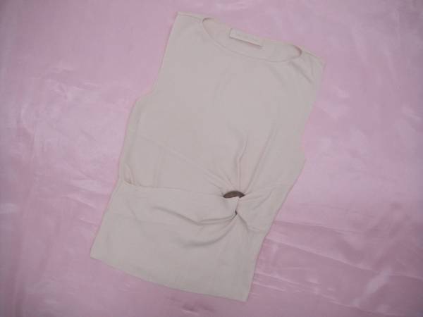 ヴァレンティノ ゴールドモチーフ飾 シルクノースリーブニット白