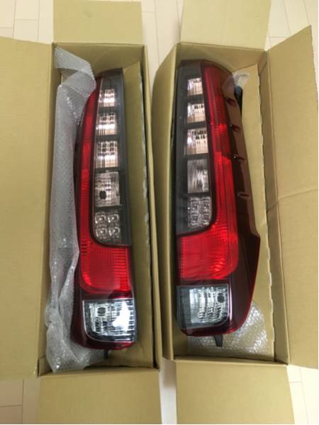 美品)80ノア/エスクァイア純正LEDテールレンズ 左右セット トヨタ