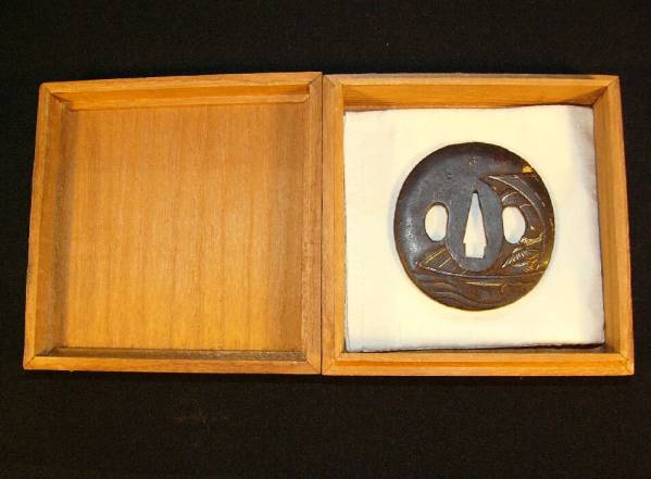 ６１　鉄地　宝船の図　金象嵌　鍔_1