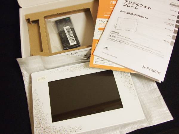 デジタルフォトフレーム スワロフスキー SONY 未使用! 新品! SONY デジタルフォトフレーム DPF-D720 スワロフスキー 動画可 住まい