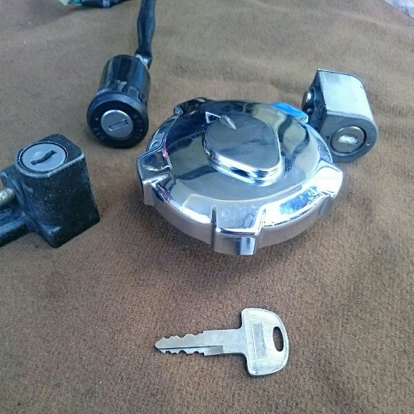 バイクパーツセンター(Bike Parts Center) メインキー 前期 ホンダ エイプ50&frasl;100 302547 |  バイク用キーシリンダー | 車＆バイク エイプ 100 純正 キーセット スペアキー 補修 綺麗 売り切り 1円