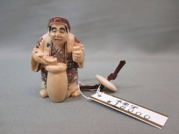 ★【根付】象牙 彫刻 古川銘 酒を飲む男の像 提げ物★B62912