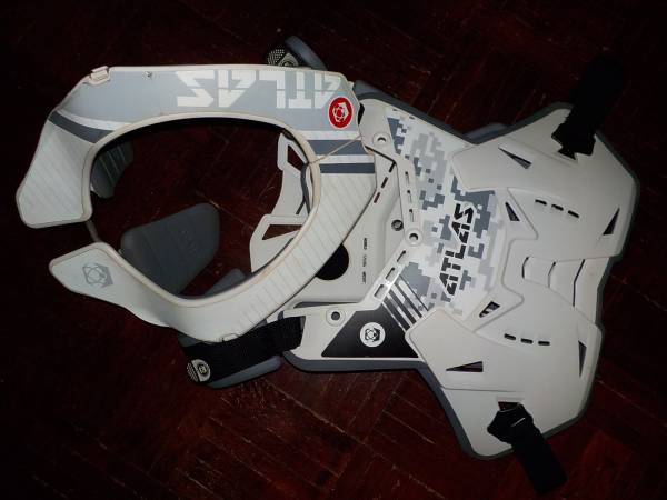 アトラス　ネックブレース・エアー＆ディフェンダー中古