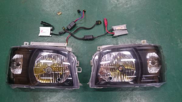 ハイエース200系社外ヘッドライトLED