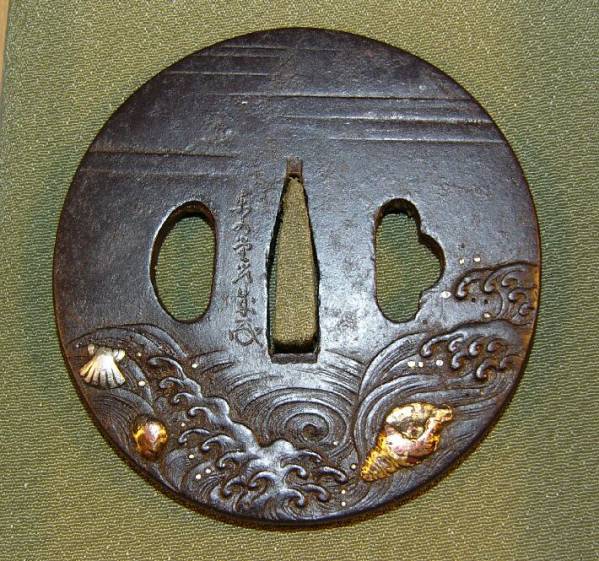 大人気，新作 保存刀装具！楽水堂常成（花押）波涛貝散図 金象嵌 鉄地