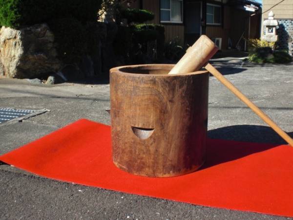 【兎】寸胴型　欅の臼　杵付き　餅つき（正月蒸籠杵臼イベント）