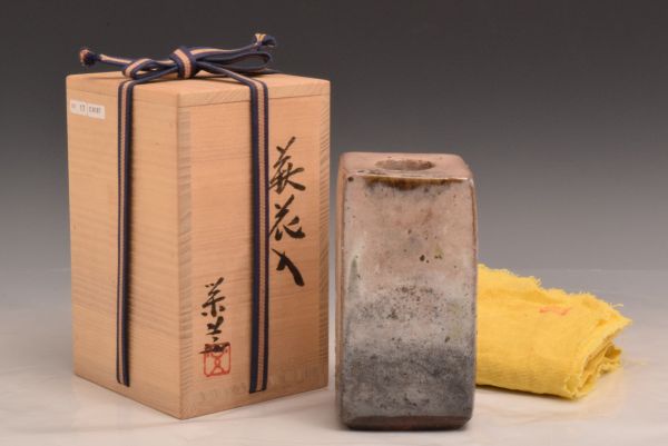 萩焼　三輪栄造作　壺　無傷保証　共箱　古物 C0006187 三輪栄造 萩花入 父は三輪休雪 真贋保証 【公式通販】