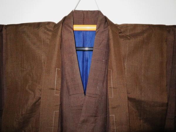 壱0962 本絹西陣織平織お召 男着物と袖無羽織 裄67丈142К茶と格子