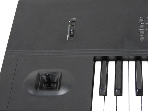 訳有 KORG コルグ M1 シンセサイザー 61鍵盤 ケース付F2296611