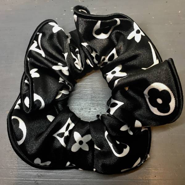シュシュ CHANEL ノベルティ シャネル ヘアゴム LOUIS VUITTON