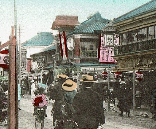 手彩色絵葉書　横浜伊勢佐木町通り 亀楽せんべい・トンボ屋　大正期