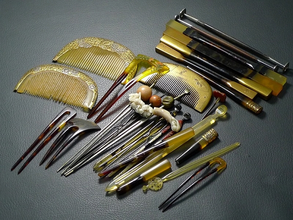 黒べっ甲に金高蒔絵、珊瑚のバングル 黒べっ甲に金高蒔絵、珊瑚の