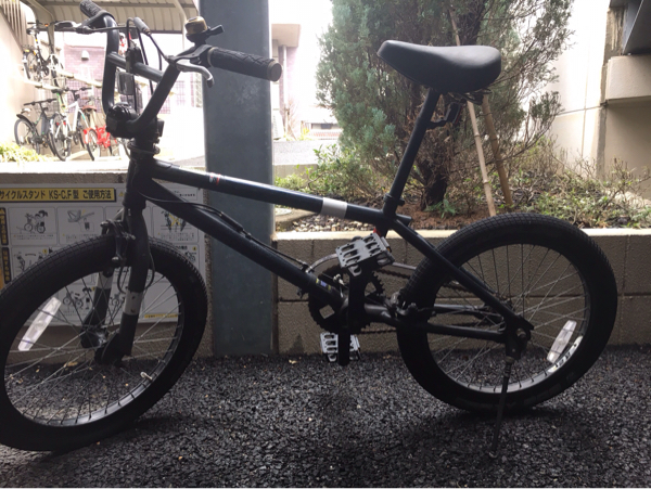 B><BR><BR>商品名：BMX ジャイロ搭載20インチモデル<BR>サイズ：約、W145×D59×H88cm<BR>カラー：マットブラック(つや消しブラック)<BR>配送費用：<BR>その他全国一律  　４５００円<BR>北海道　　　　　 ６５００円<BR>※但し、沖縄や離島などの特別地域などは別途運送会社などにお見積もりとなります。<BR>備考：<BR>※本製品は組立式の状態での出荷となりご到着後、落札者様自身で組立てなどをして頂く必要がございます。サドルやグリップなどのデザインについては若干の仕様変更がある場合がございます。<BR>※未使用品ですが倉庫会社の過剰在庫品や展示商品や長期保管商品などになり発送時の外箱が不足している場合がございますのでその場合はエアパッキンなどで簡易梱包での発送となります。<BR>※同梱不可となります。<BR><BR>【自転車防犯登録のお願い】<BR>自転車購入時や友人等から譲り受けた場合は法律(自転車法第12条第3項)で防犯登録を行う事が義務付けられています。最寄りの自転車販売店で必ず手続きをお願いします。<BR><BR><CENTER><img loading=