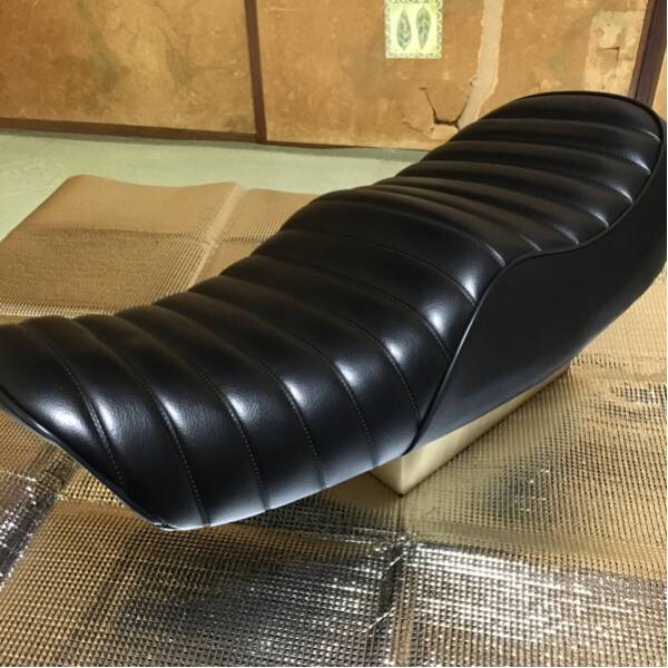 新古品カワサキZ1 Z2 ワンオフ制作タックロールシート