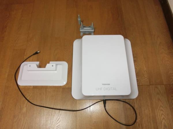 アンテナケーブル付き　地上デジタル放送用 デジタル平面UHFアンテナ DUA-400 TOSHIBA 中古　箱以外あり