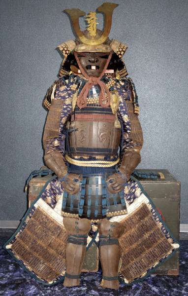 明珍宗英 素鉄大霰兜 梅彫面頬 鉄打出梵字胴 大
