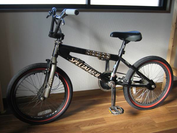 B><BR><BR>商品名：BMX ジャイロ搭載20インチモデル<BR>サイズ：約、W145×D59×H88cm<BR>カラー：マットブラック(つや消しブラック)<BR>配送費用：<BR>その他全国一律  　４５００円<BR>北海道　　　　　 ６５００円<BR>※但し、沖縄や離島などの特別地域などは別途運送会社などにお見積もりとなります。<BR>備考：<BR>※本製品は組立式の状態での出荷となりご到着後、落札者様自身で組立てなどをして頂く必要がございます。サドルやグリップなどのデザインについては若干の仕様変更がある場合がございます。<BR>※未使用品ですが倉庫会社の過剰在庫品や展示商品や長期保管商品などになり発送時の外箱が不足している場合がございますのでその場合はエアパッキンなどで簡易梱包での発送となります。<BR>※同梱不可となります。<BR><BR>【自転車防犯登録のお願い】<BR>自転車購入時や友人等から譲り受けた場合は法律(自転車法第12条第3項)で防犯登録を行う事が義務付けられています。最寄りの自転車販売店で必ず手続きをお願いします。<BR><BR><CENTER><img loading=
