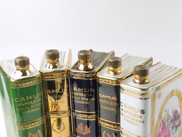 古酒CAMUS Napoleon 2本とボトルスタンド　 騎士型ボトルSet 古酒 高級コニャック CAMUS ナポレオン 陶器 ブック 未開栓 計2本