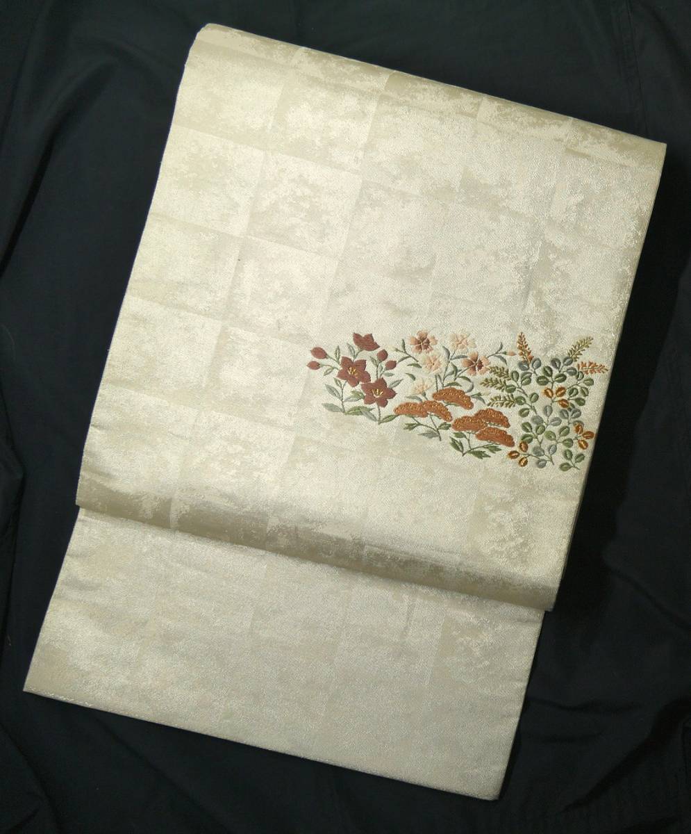 【本物保証，正規品】 K1533 正絹/銀糸の混ざった折り紙のような白地に上品な花の刺繍模様の袋帯(仕立て上がり)｜売買されたオークション情報、yahooの商品情報をアーカイブ公開 - オークファン 仕立て上がり