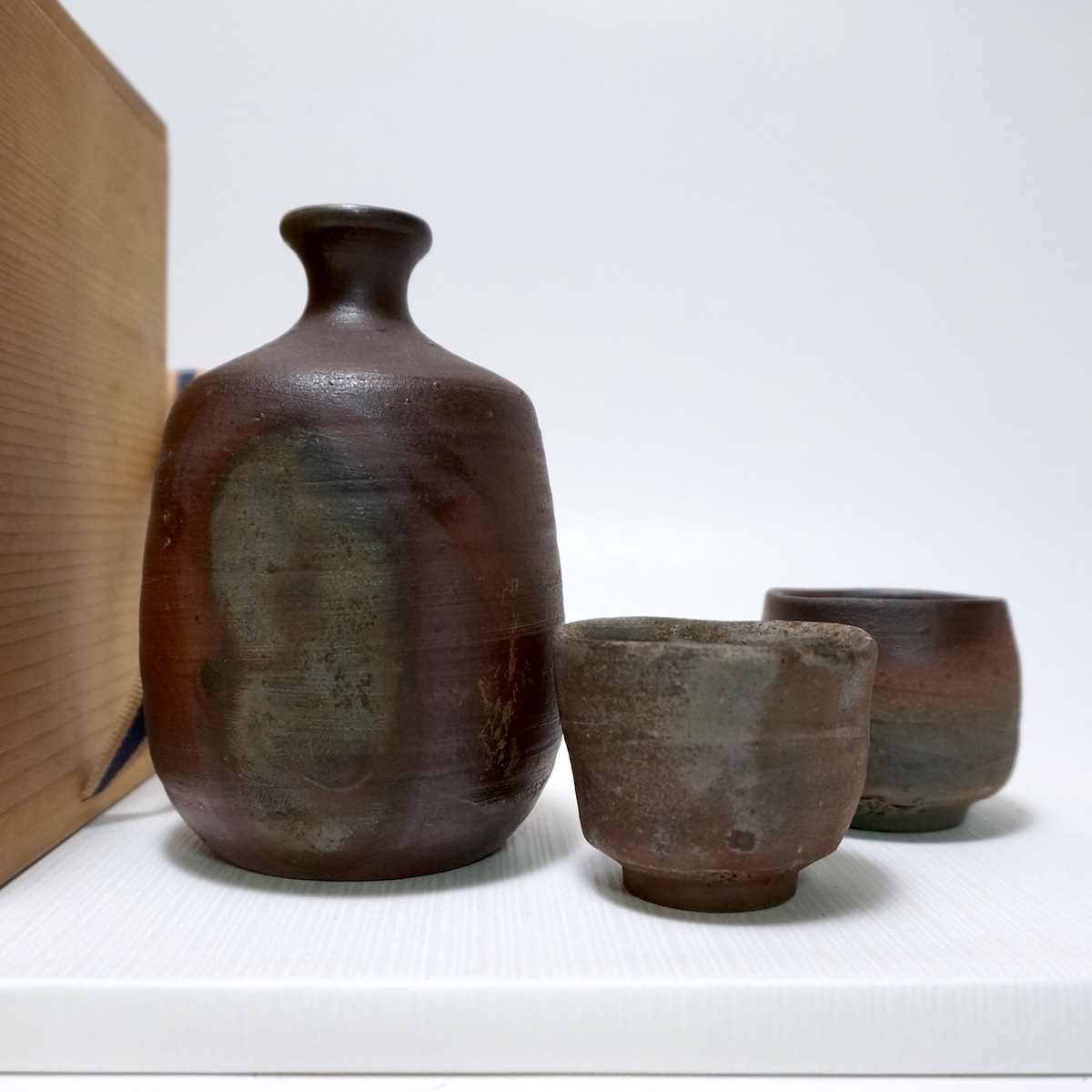 頂きものですが使用しないのでまとめ売りします 時代物】金重陶弘 金重利陶園 徳利 ぐい呑2個のセット 茶道具 華道具