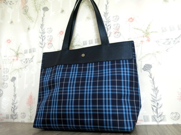 BURBERRY ハンドバッグ パテントレザー チェック柄 美品 BURBERRY バーバリー チェック柄 型押し ブラック 黒 シルバー