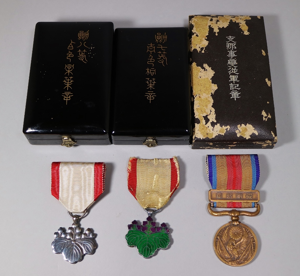 アンティーク雑貨|旧日本軍 【2点】支那事変従軍記章/勲八等白色桐葉章