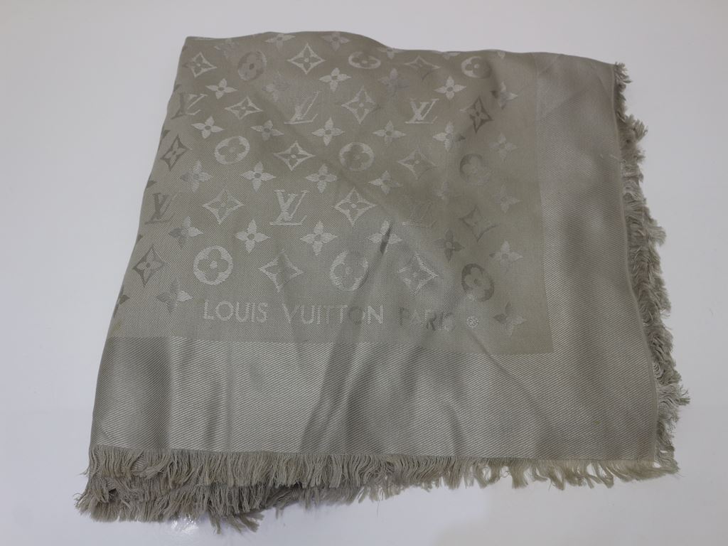 超激得，格安 正規 ルイヴィトン ストール マフラー ひざ掛け タグ無し モノグラム柄 シルバー/グレー 140&times;140 r485(服飾小物)｜売買されたオークション情報、yahooの商品情報をアーカイブ公開 - オークフ 服飾小物
