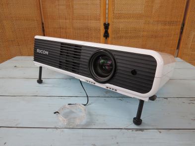 人気セール，新品 RICOH IPSiO PJX3241N 3300lm/HDMI/ランプ813時間(本体)｜売買されたオークション情報、yahooの商品情報をアーカイブ公開 - オークファン 本体