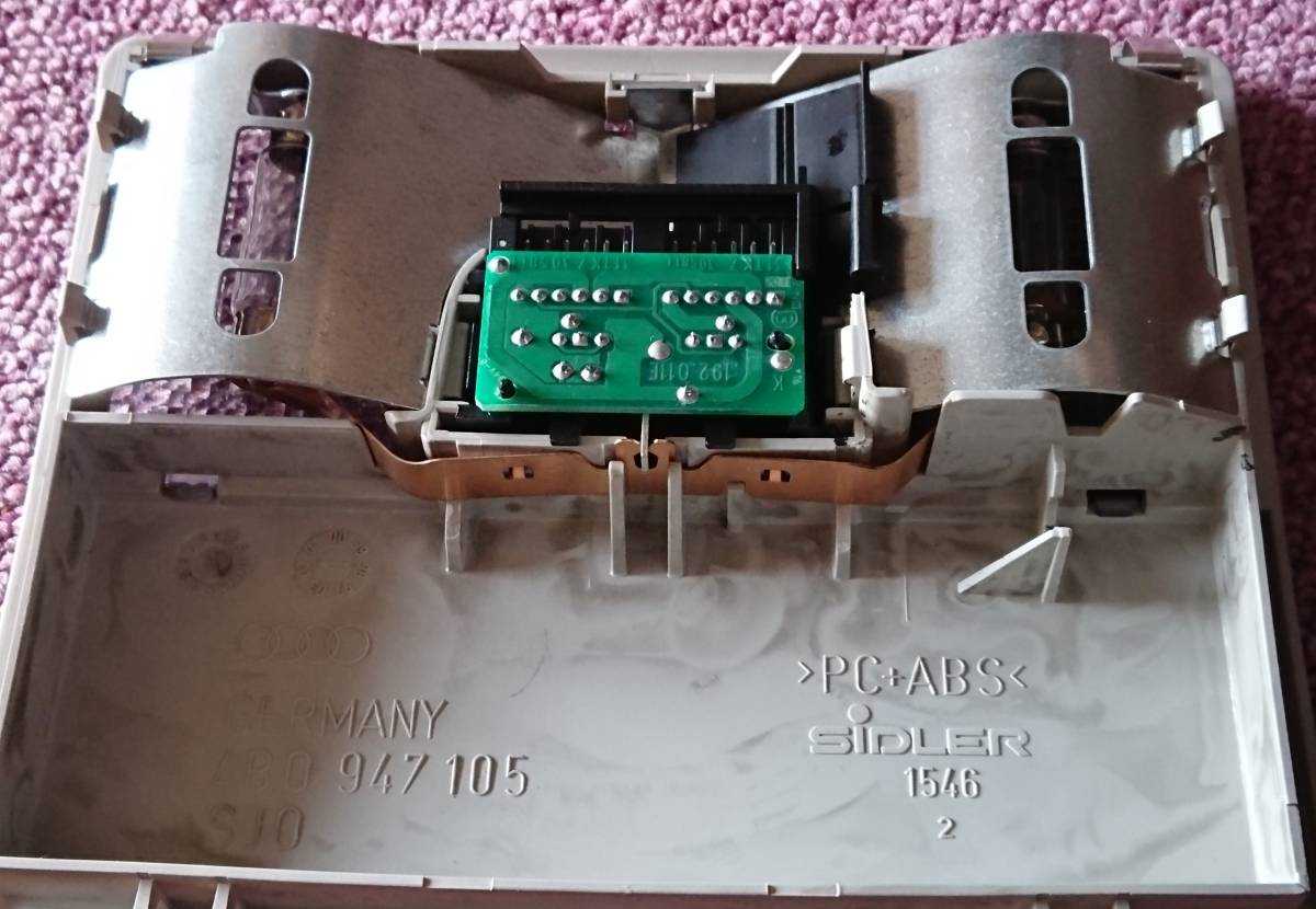 アウディ　オールロードクワトロ　a6 C5 ルーム　ランプ　4b0947105　4b0 947 105　 W-1501